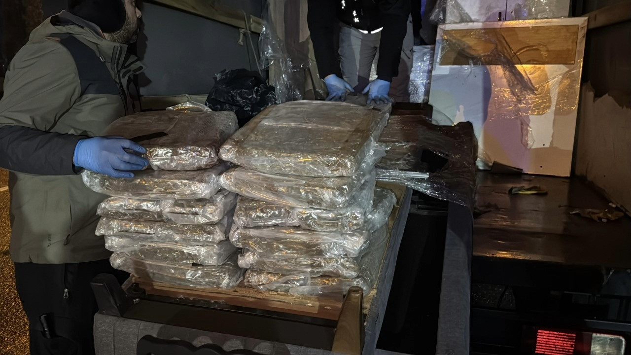 Ev eşyası yüklü kamyonette 40 kilo esrar ele geçirildi