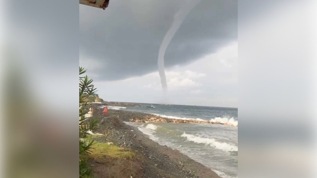 Hatay'da denizde hortum oluştu