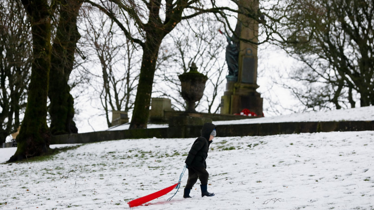 İki ülkeyi Goretti vurdu, yüz binlerce ev elektriksiz kaldı