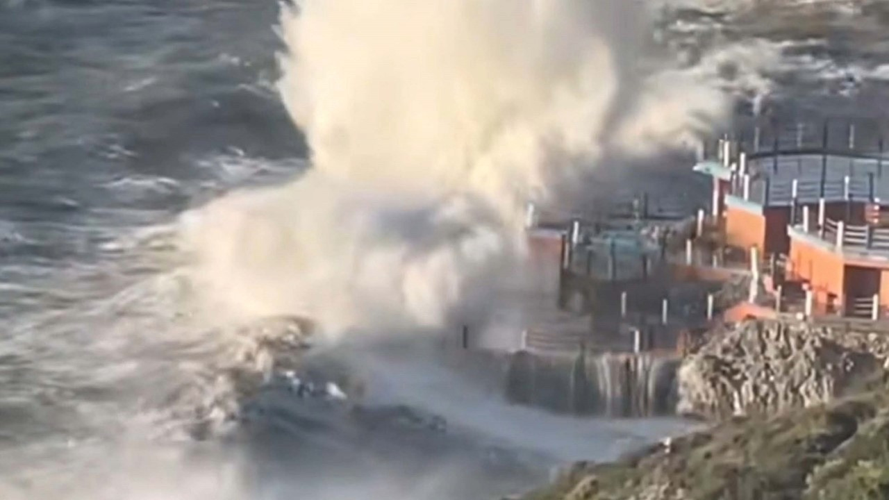 Kuşadası'nda sağanak ve kuvvetli fırtına etkili oldu