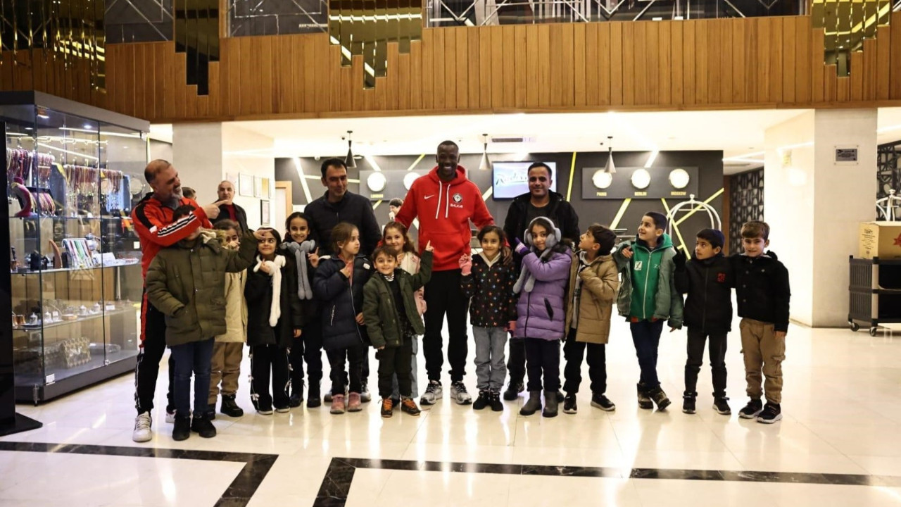 Mame Thiam, Dicle'de yenilettiği köy okulunun öğrencileriyle buluştu