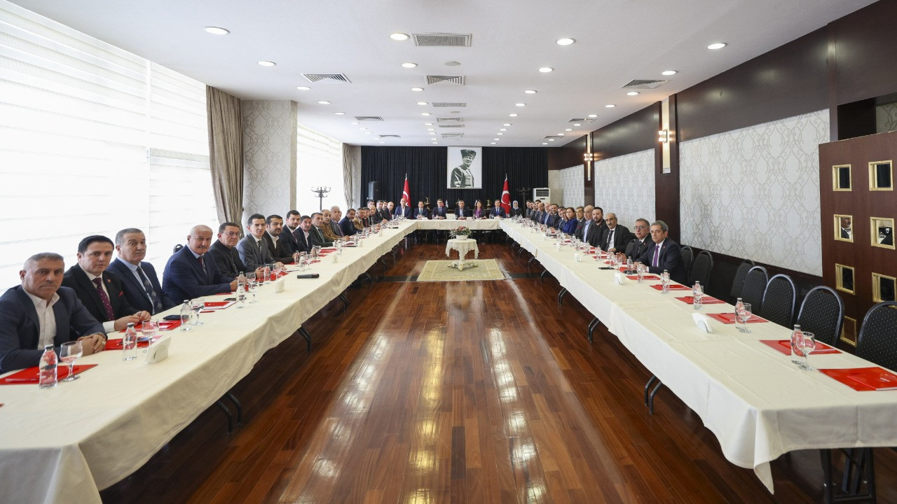 Özgür Özel, partisinin doğu ve güneydoğu bölgesi il başkanlarıyla bir araya geldi