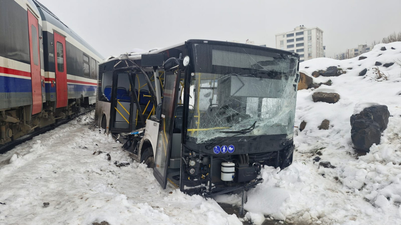 Yolcu treni belediye otobüsüne çarptı