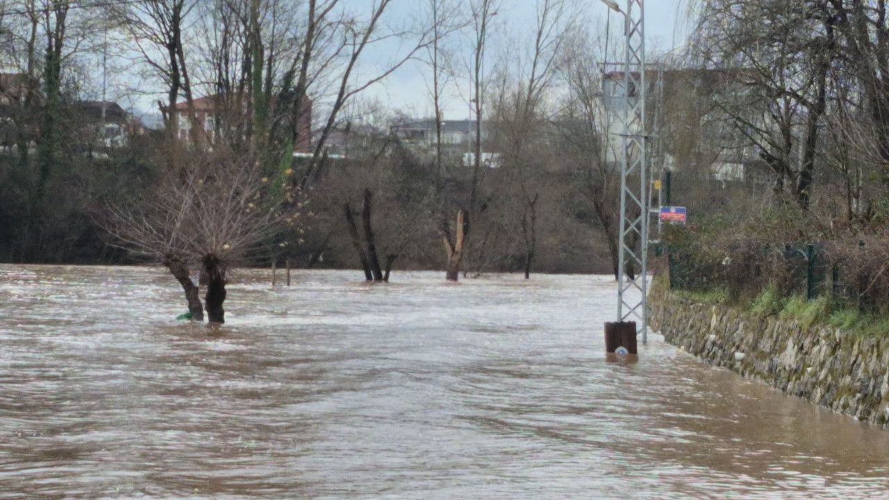 Yürümek imkansız: Yol çayla birleşti