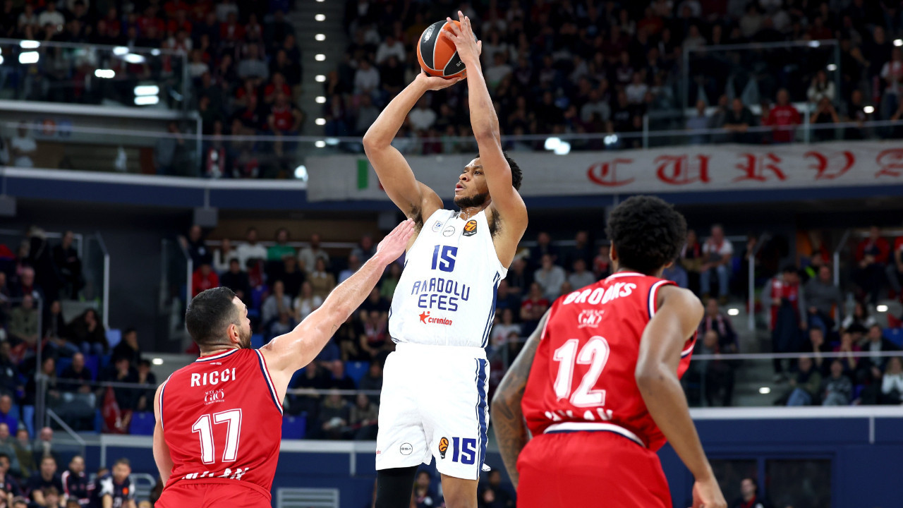 Anadolu Efes yine kaybetti: Milano'dan EuroLeague'deki 15. yenilgisini aldı