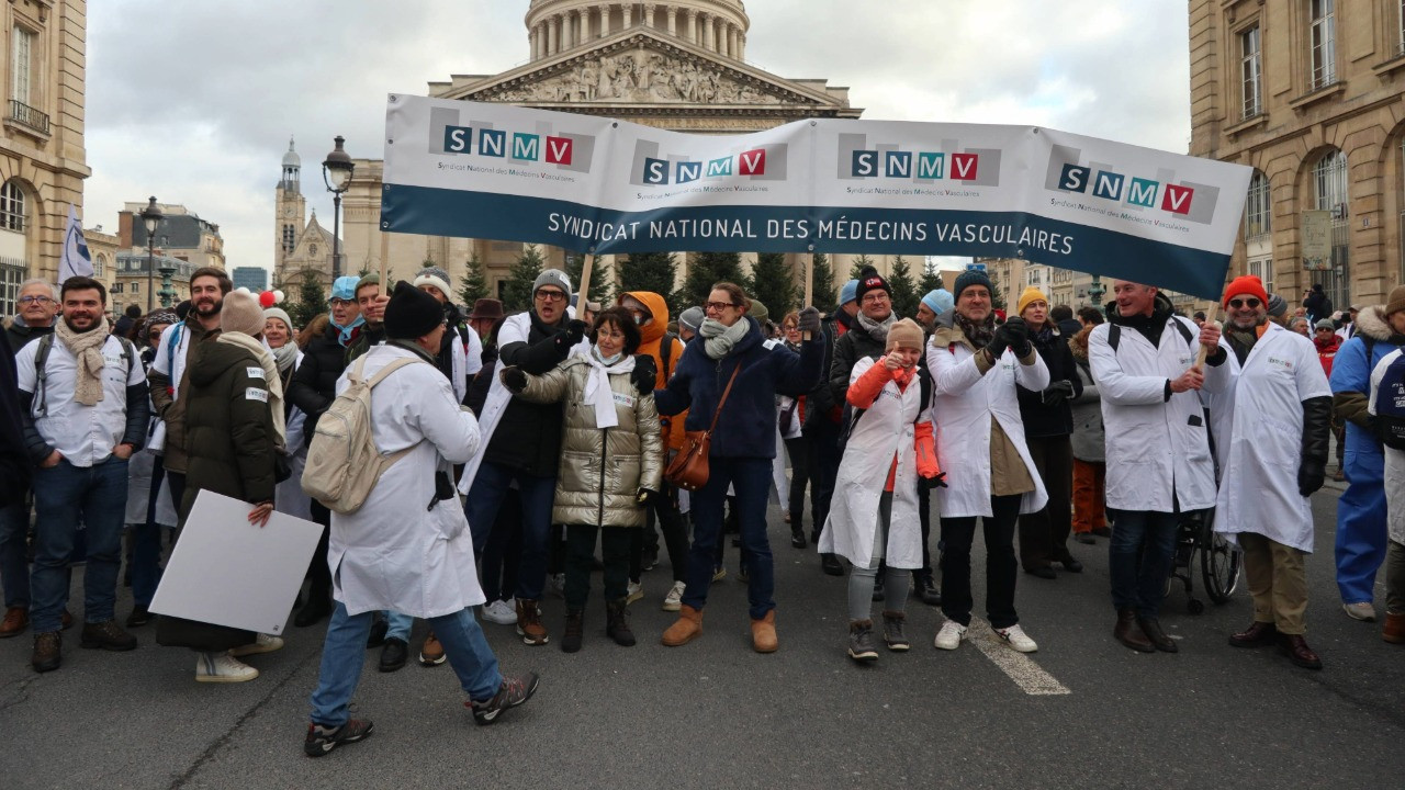 Doktorlar 10 günlük grev kapsamında Paris'in sokaklarını doldurdu