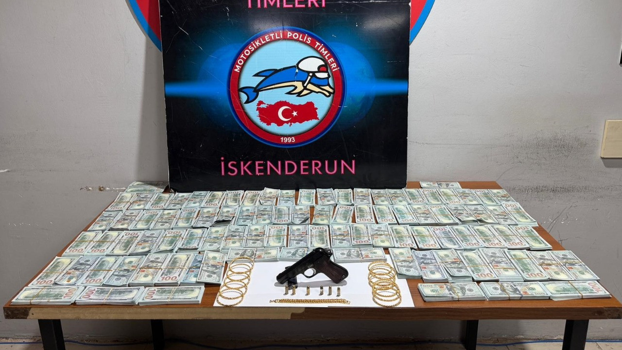 Durdurulan araçtan sahte 1 milyon dolar çıktı