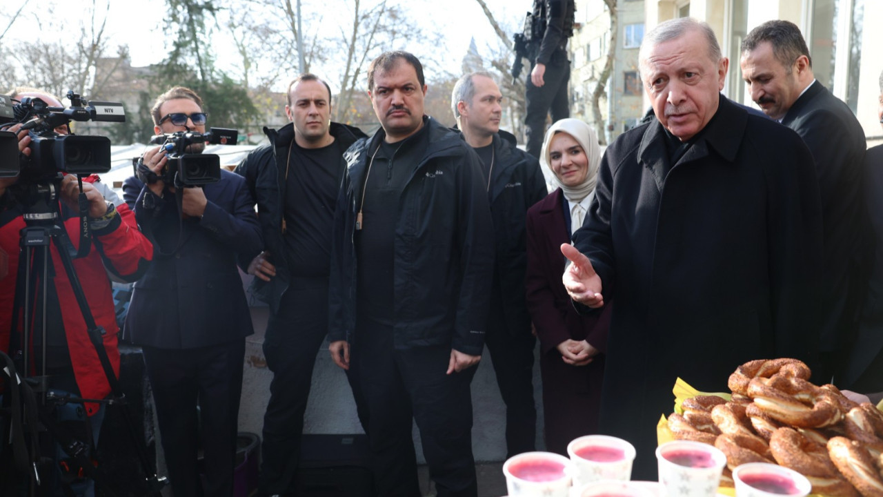 Erdoğan'dan gazetecilere simit