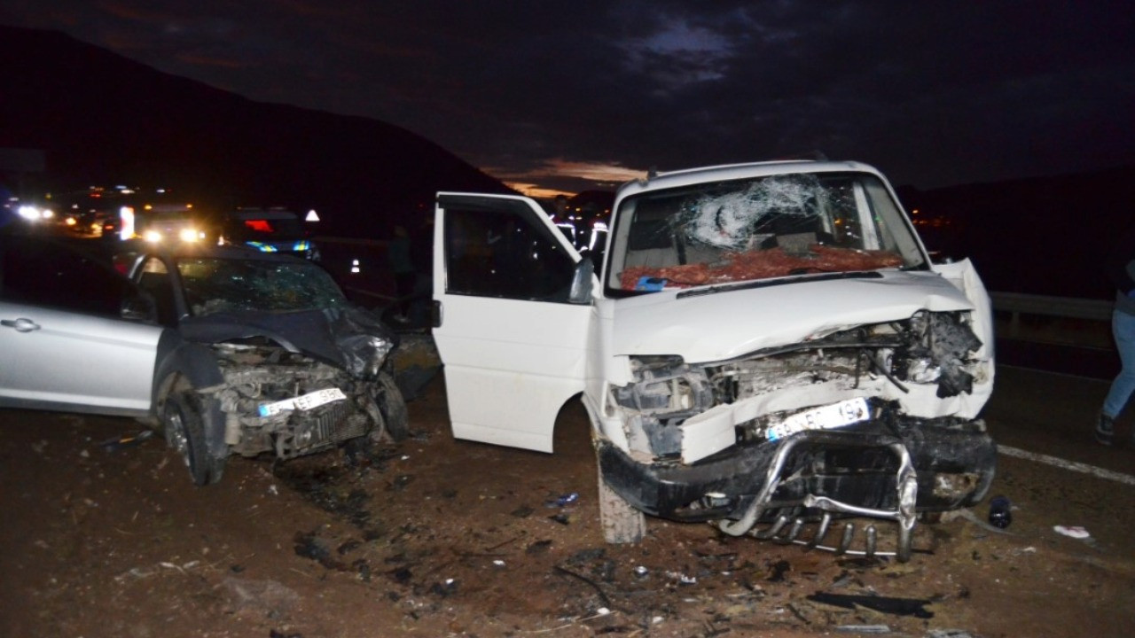 Feci kaza: İki araç kafa kafaya çarpıştı, 2'si ağır 6 yaralı var