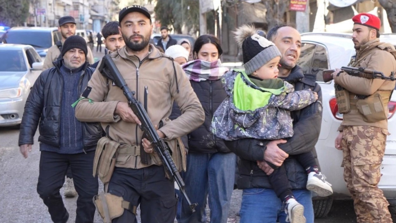 Halep'te SDG'nin canlı kalkan yaptığı siviller kurtarıldı