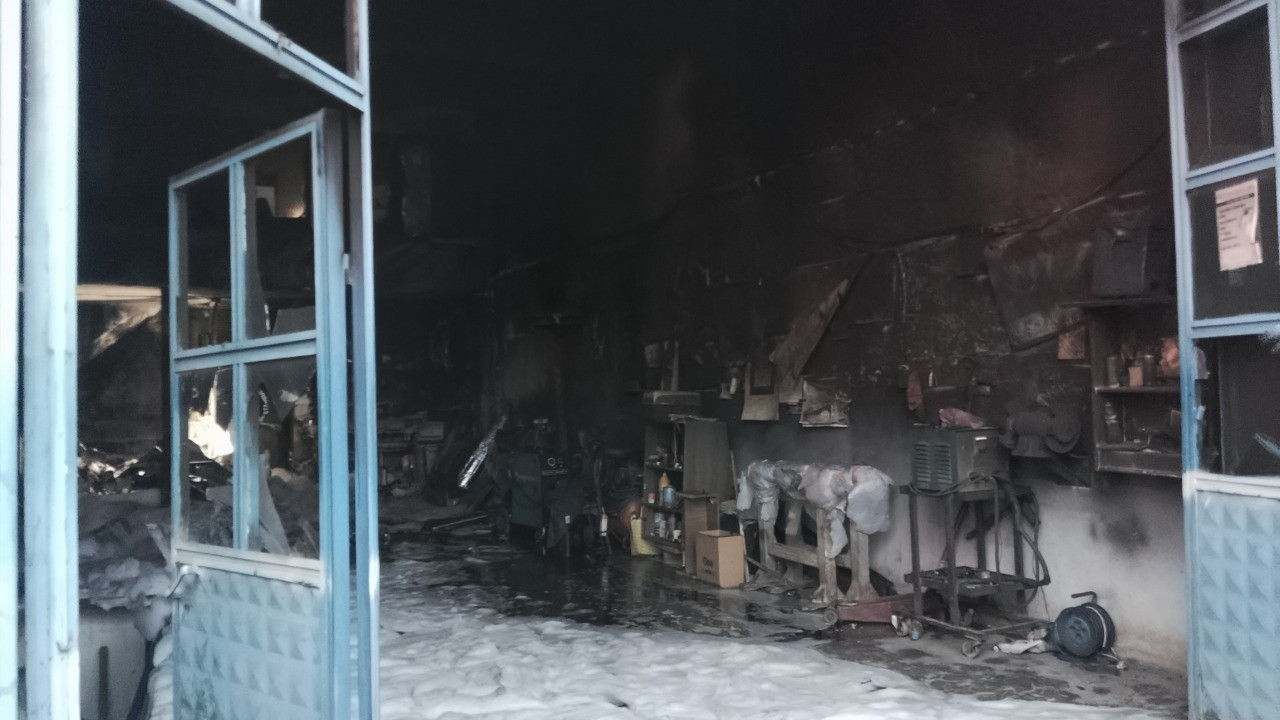 Kaporta dükkanında çıkan yangında iki otomobil zarar gördü