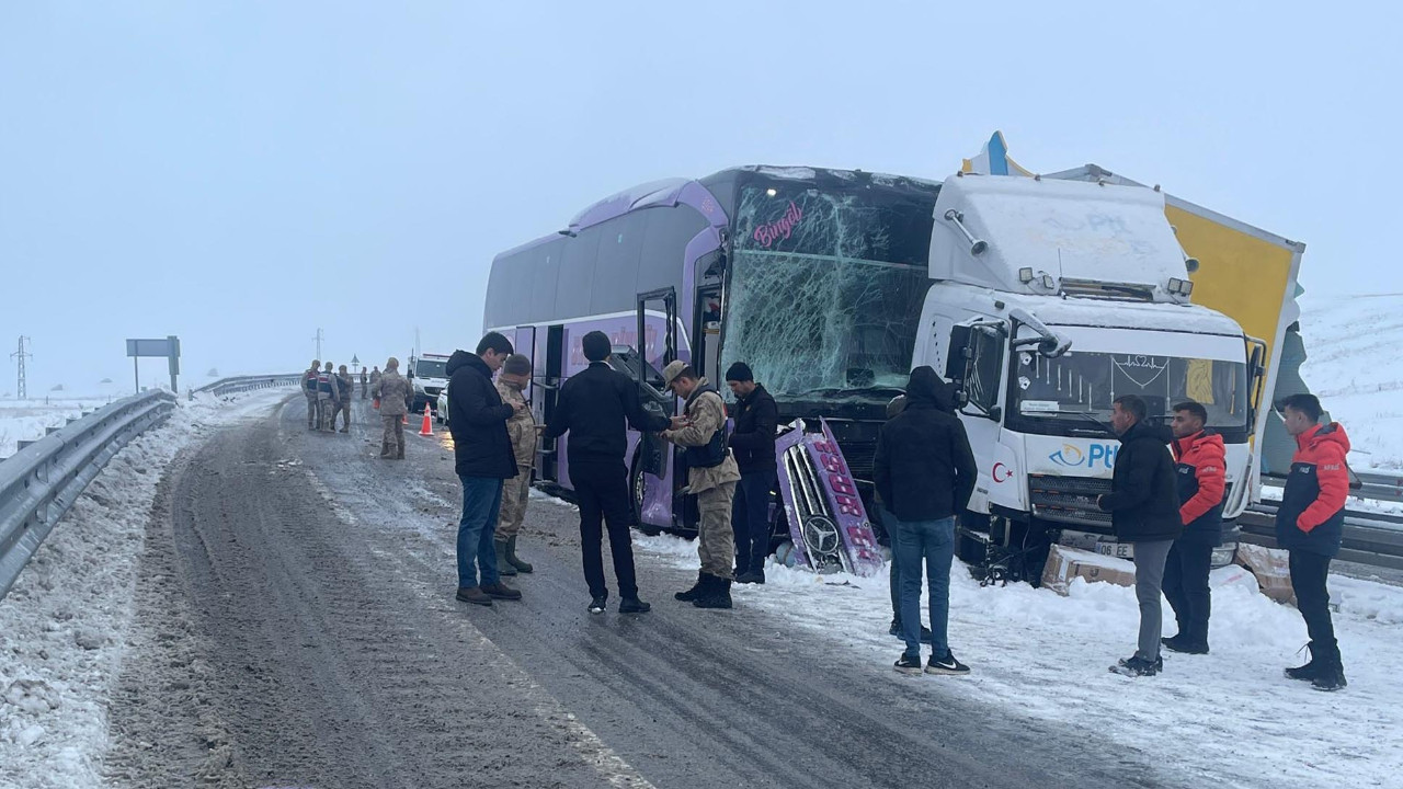 Kar yağışı kazayı beraberinde getirdi! Yolcu otobüsü kamyona çarptı: 9 yaralı