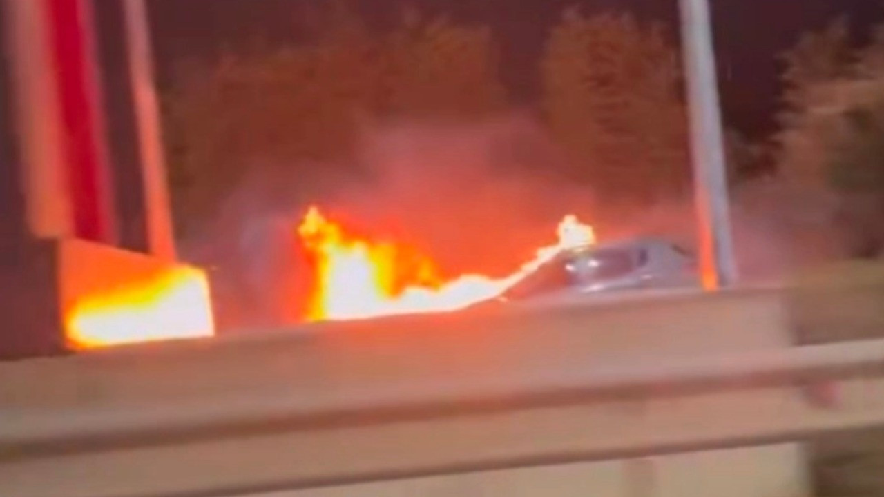 Sancaktepe'de otomobil alev alev yandı