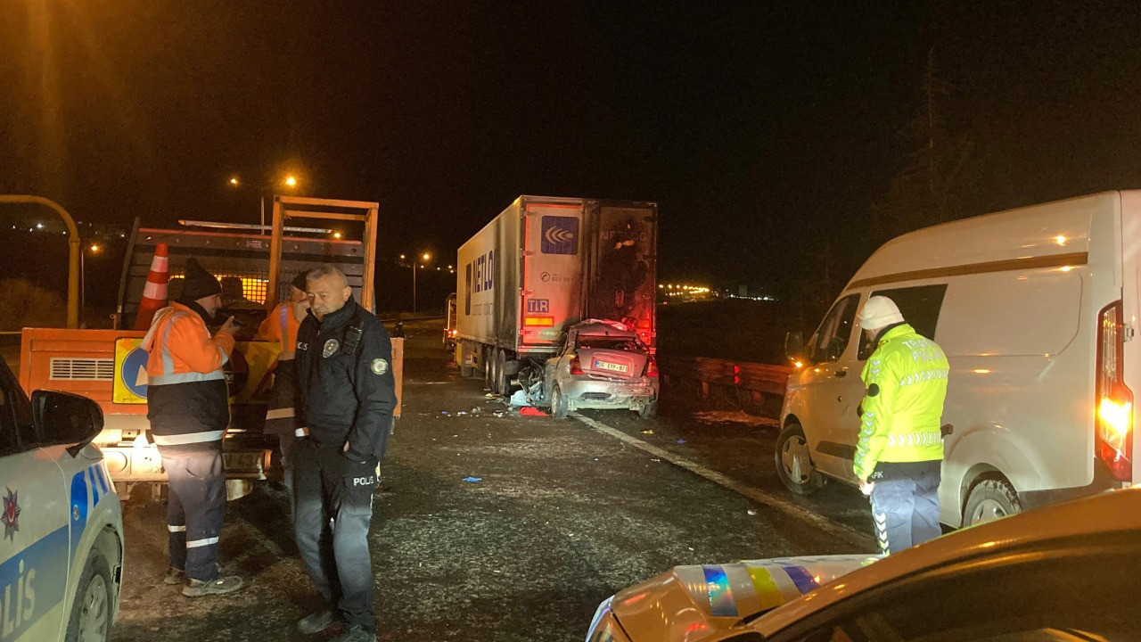 Tıra çarpan sürücü öldü