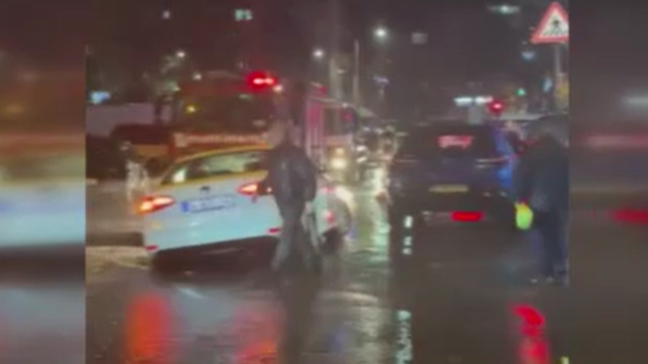 Bayrampaşa’da sağanak nedeniyle yol çöktü