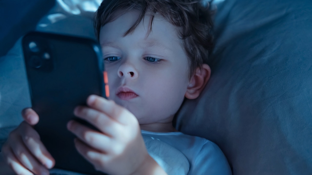 Endişelendiren araştırma: Telefona bakan çocuklarda gerileme var