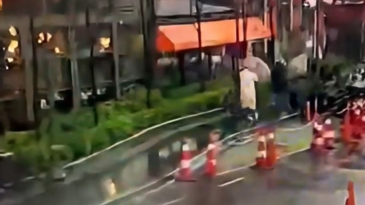 Fırtınada devrilen tabelanın altında kaldı, yaşam mücadelesi veriyor