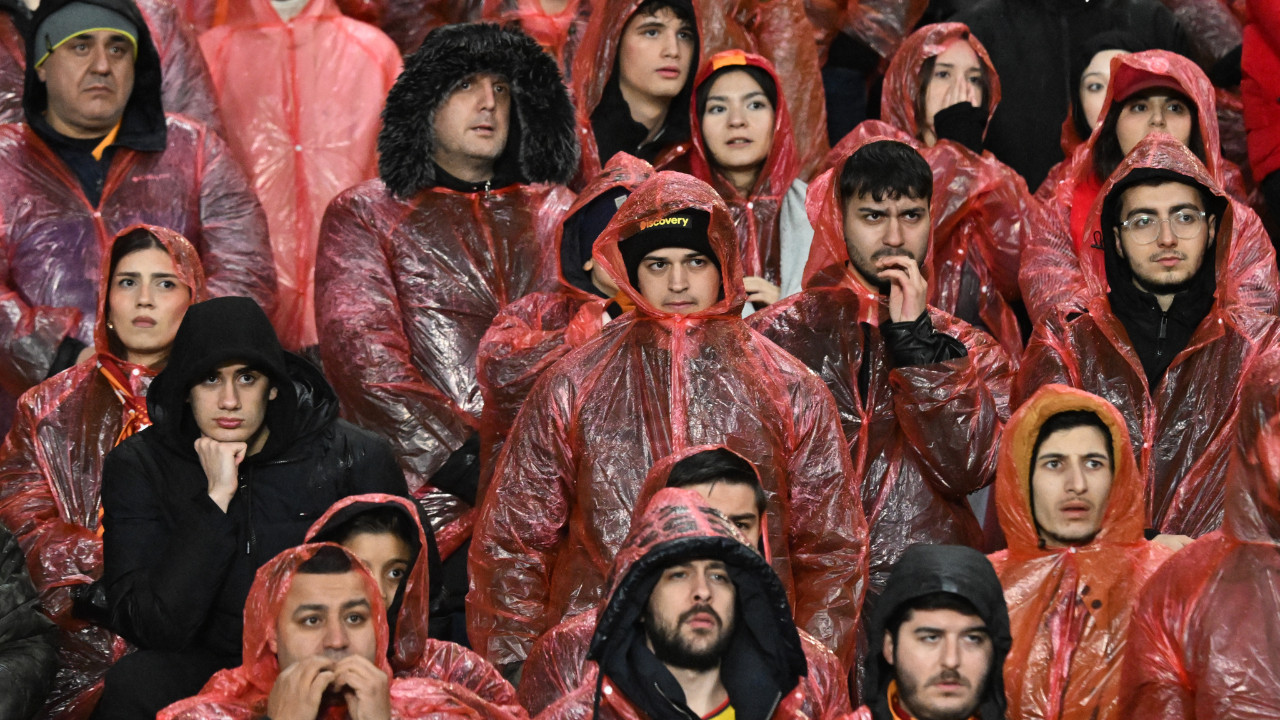 Galatasaray 'yağmurluk' için özür diledi: Fenerbahçe'ye sert tepki