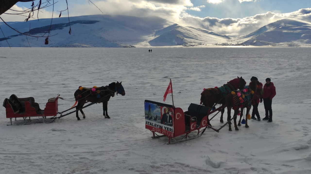 Göl buz tuttu, atlı kızak heyecanı başladı