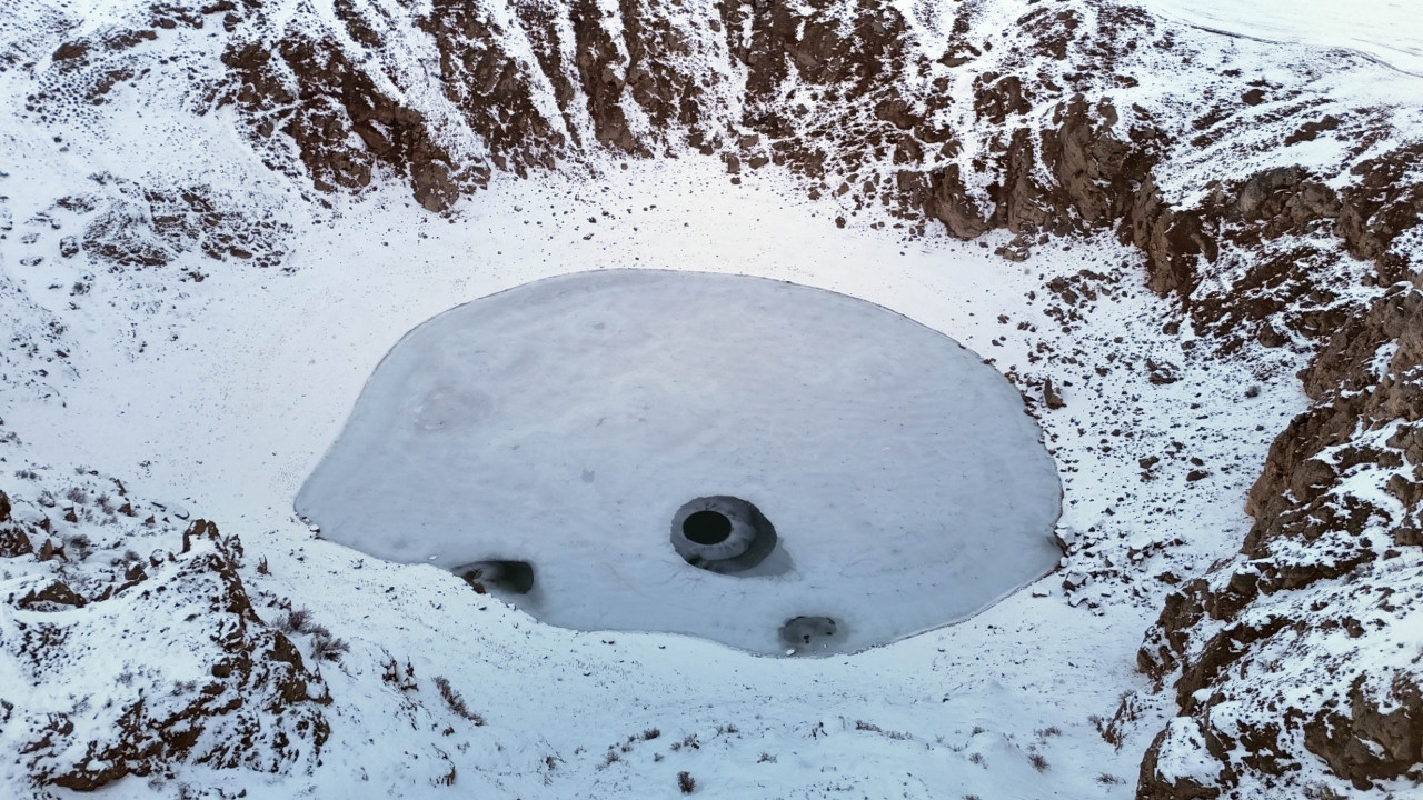 Güneşe göre renk değiştiriyordu, bu kez dondu