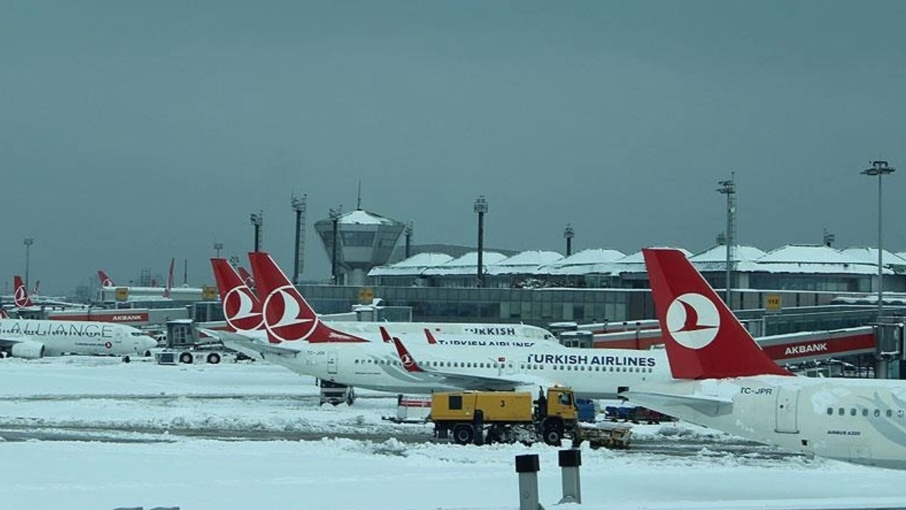 Hava trafiğine kar engeli! Onlarca sefer iptal edildi