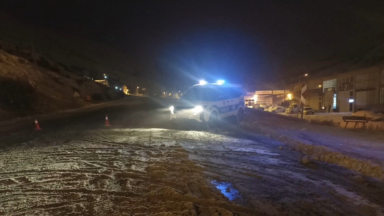 Kayseri-Kahramanmaraş ve Kayseri Sivas yolu trafiğine kapatıldı