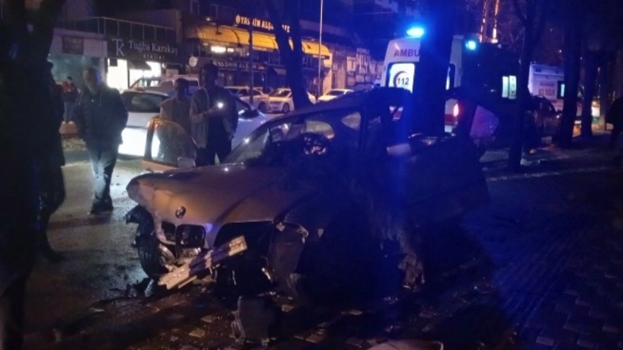 Korkunç kaza: Sürücüler ağır yaralandı, araçlar tanınmaz hale geldi