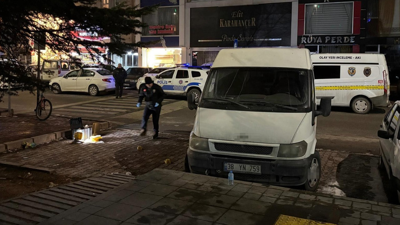 Önce kıyafetlerine laf etti, sonra 3 kardeşi bıçakladı