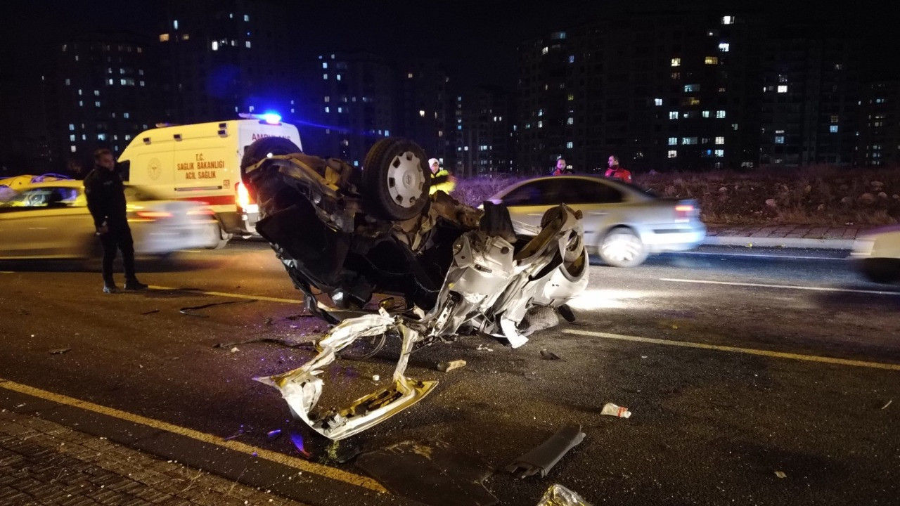 Takla atan otomobil, taksiyle çarpıştı: 3 yaralı