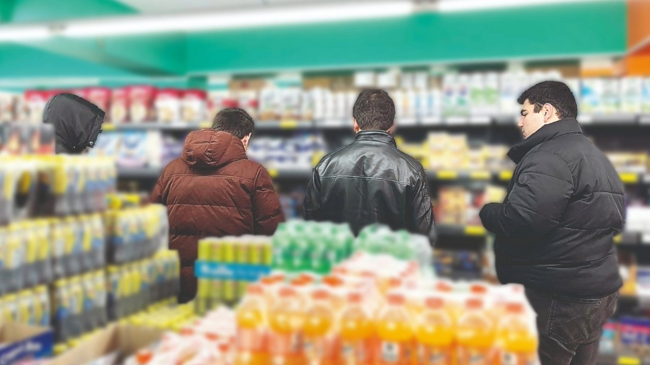 Tarihi geçmiş gıda market rafında