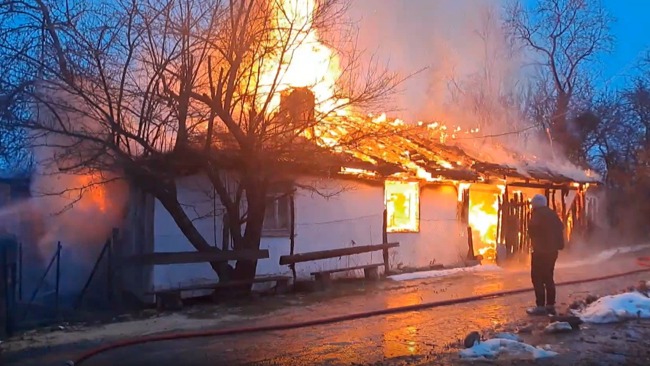 Tek katli ev yanarak küle döndü