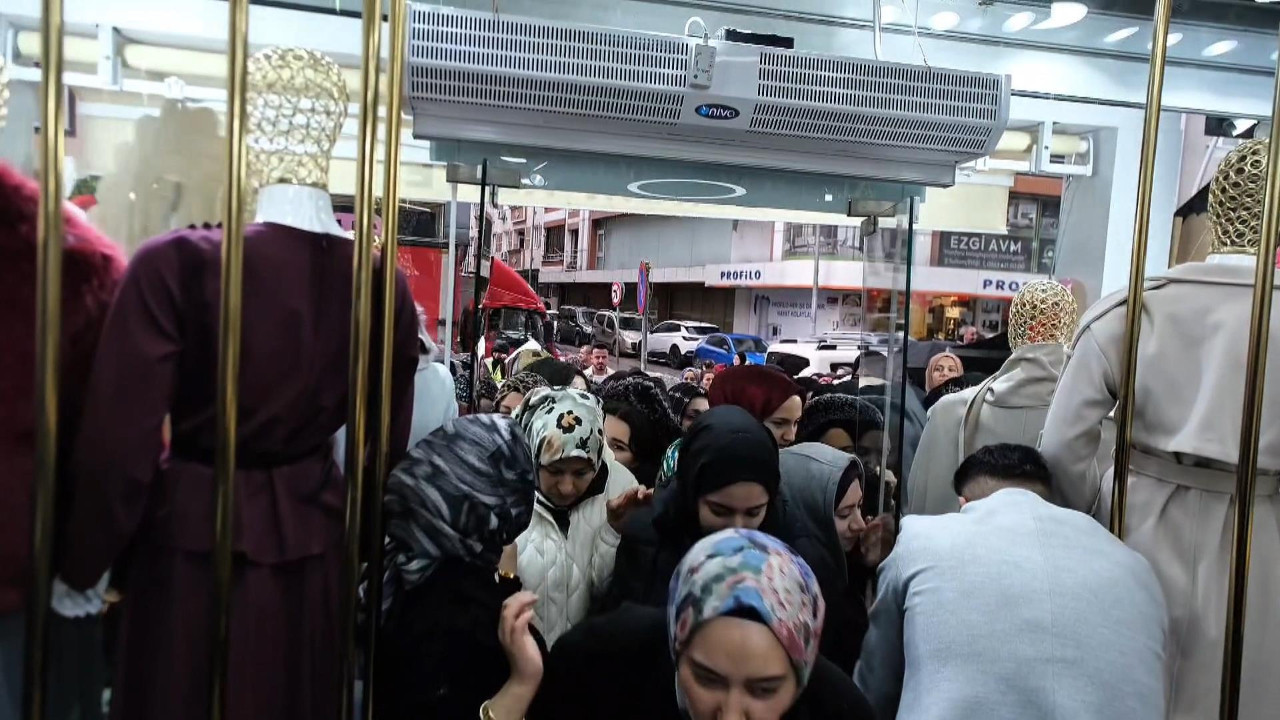 Yağmur altında izdiham