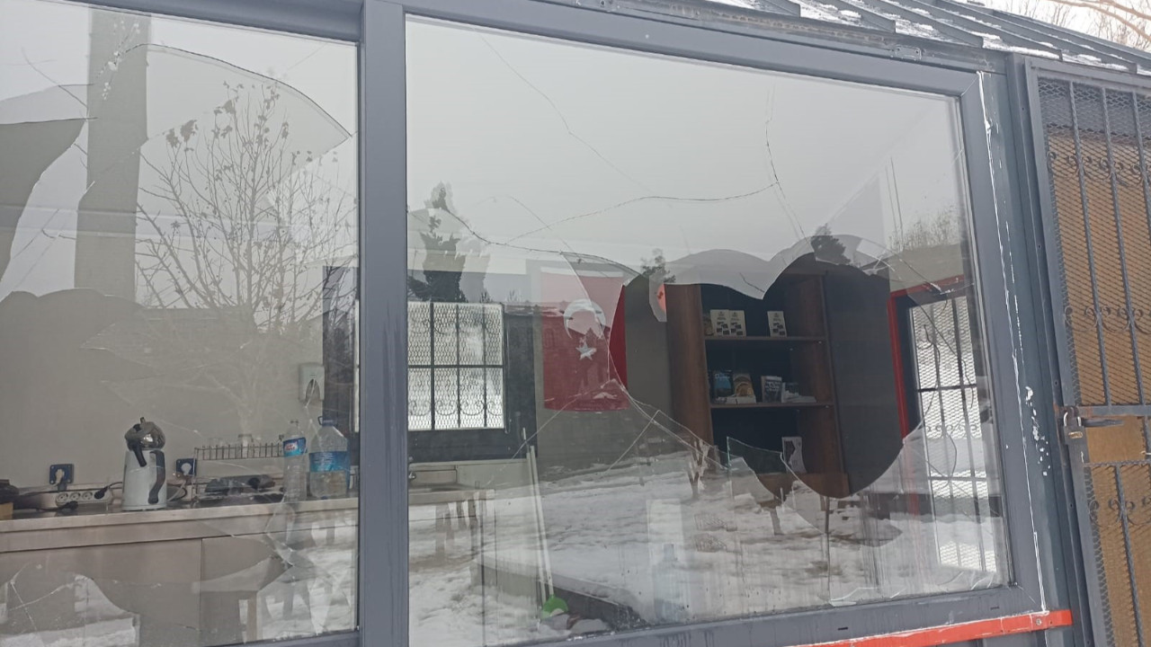 Zabıta bürosuna taşlı saldırı