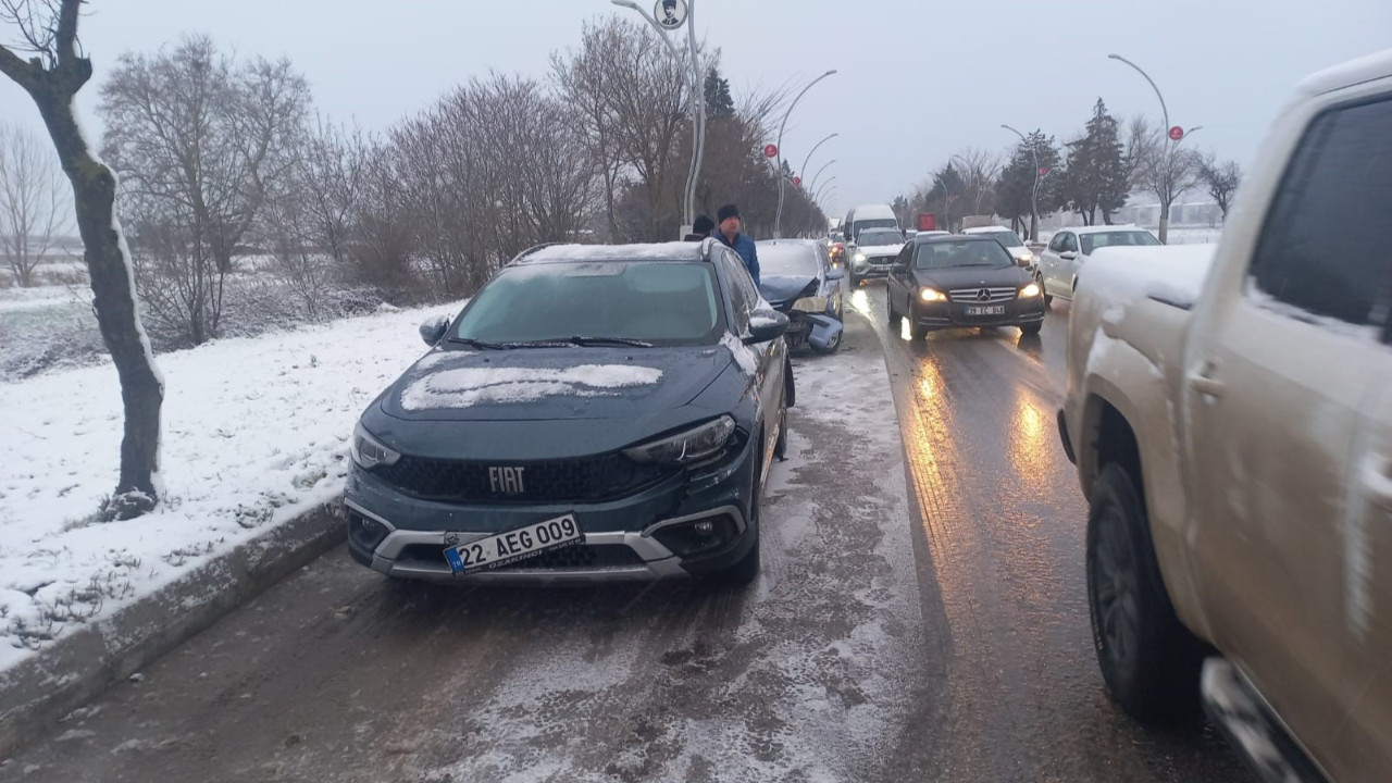 9 araçlık zincirleme kaza: Trafik kilitlendi