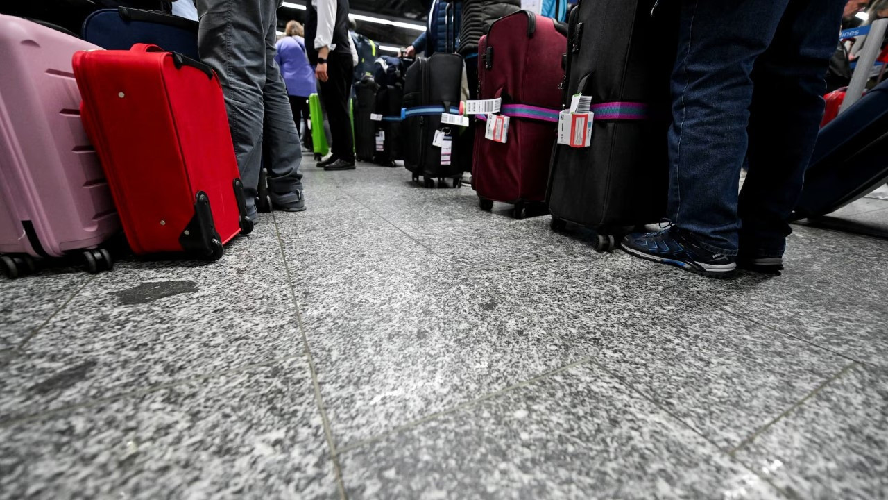 Aşırı soğuklar yüzünden binlerce turist mahsur kaldı