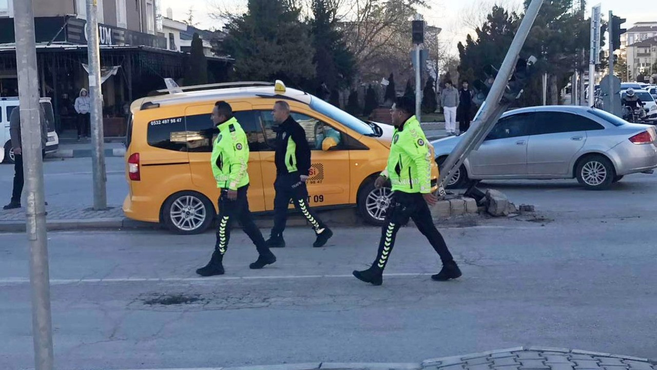 Direksiyon başında kalp krizi geçiren taksi şoförü hayatını kaybetti