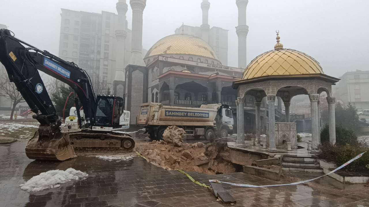 Gaziantep’te yağış nedeniyle caminin avlusu çöktü