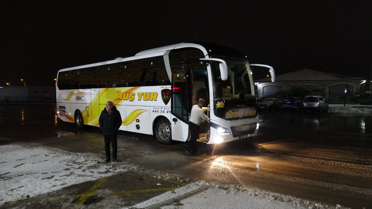 Kar bastırdı, otobüs seferleri durduruldu