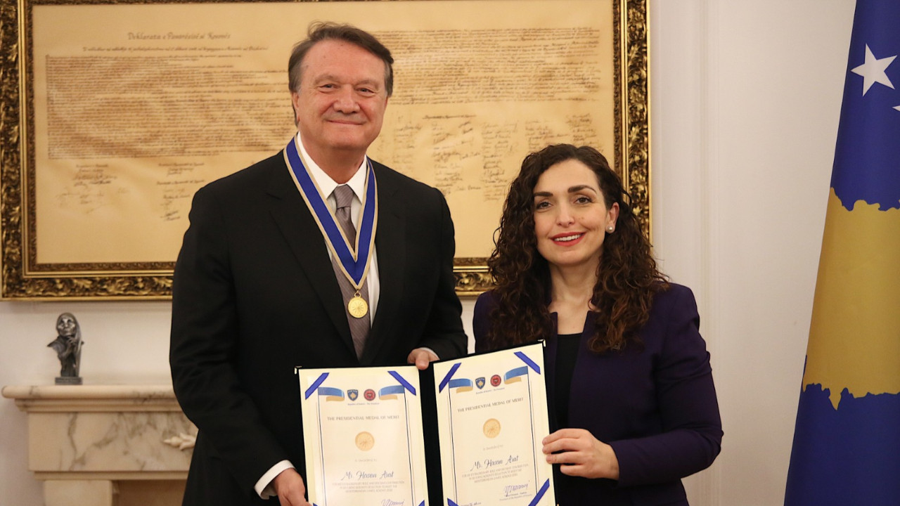 Kosova'dan eski Beşiktaş Başkanı Hasan Arat'a "Onur Nişanı"