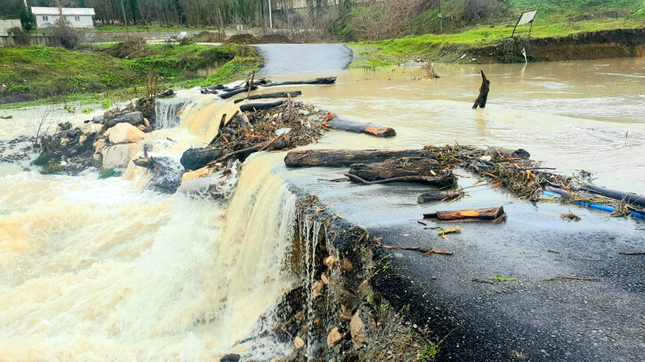 Küçük Melen Çayı taştı: 2 köy yolu ulaşıma kapandı