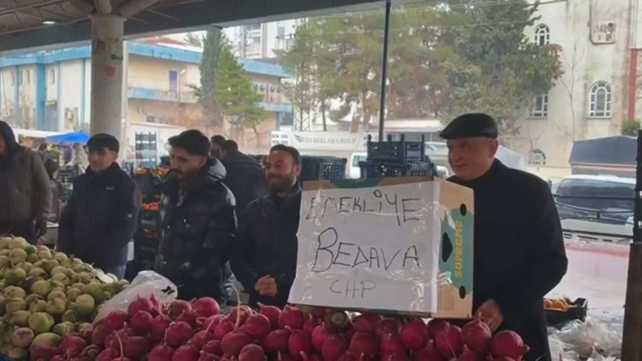 Tezgahta ne kadar varsa satın aldı, emekliye bedava dağıttı