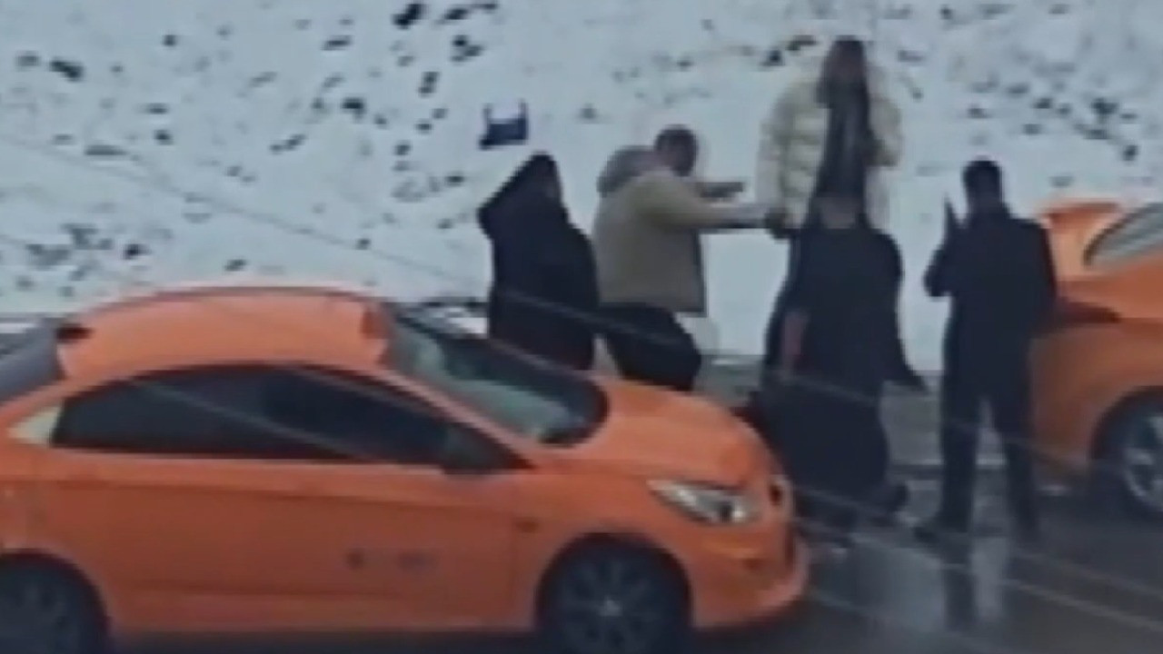 Yol ortasında 5 kişi tarafından tekme tokat dövüldü