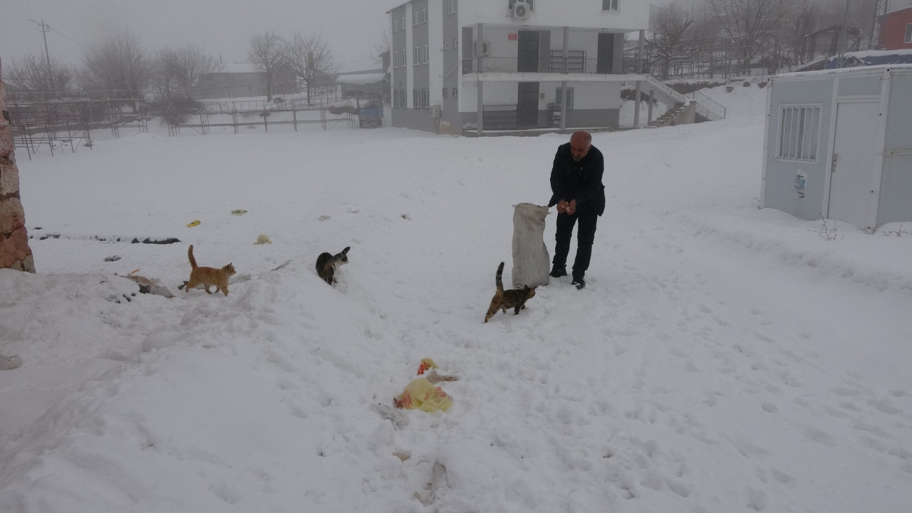 2 bin nüfuslu köyde kışın sadece o var