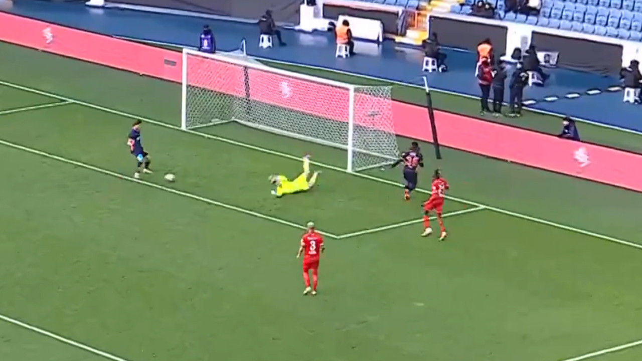 Bertuğ Yıldırım öyle bir gol kaçırdı ki, herkes dondu kaldı!