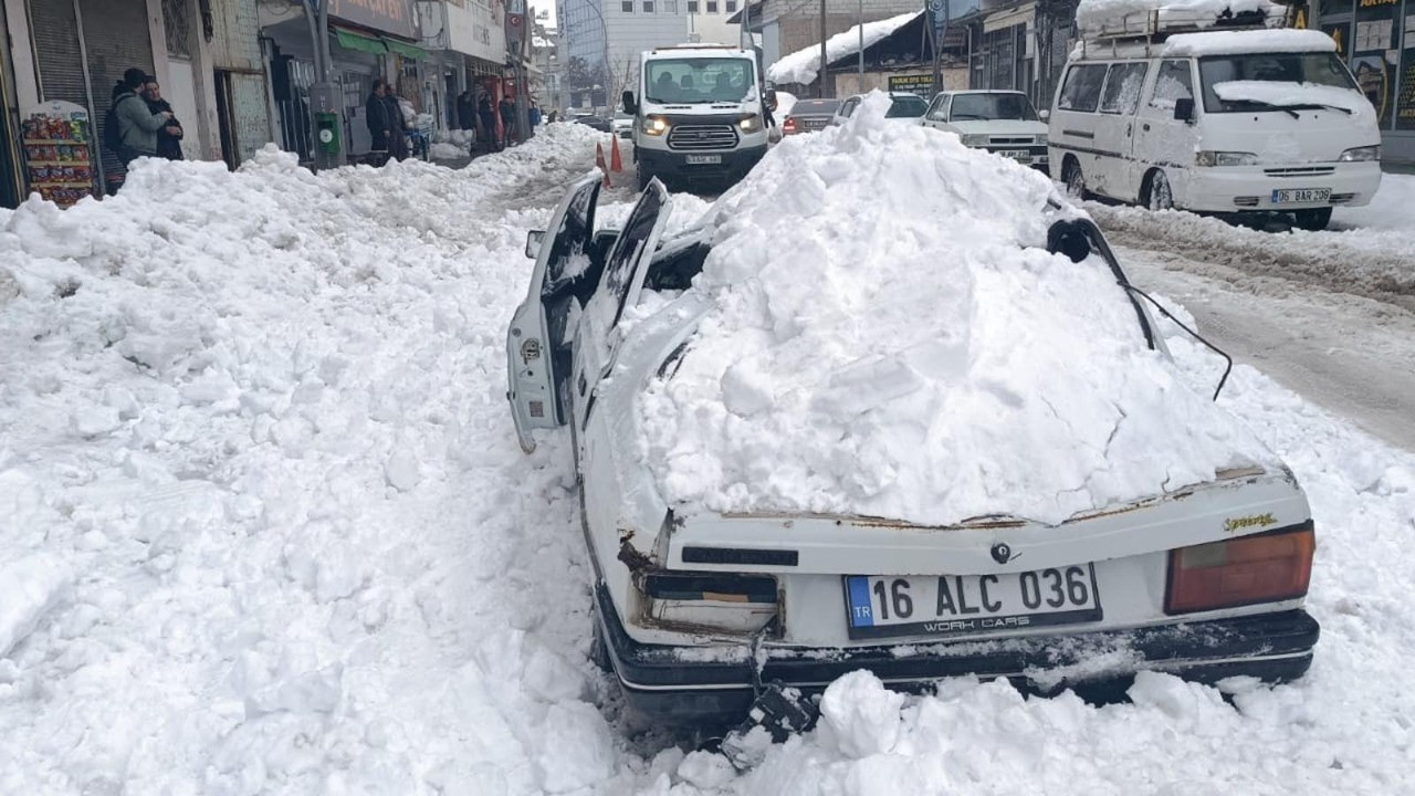 Binanın çatısından düşen kar kütlesi otomobili ezdi