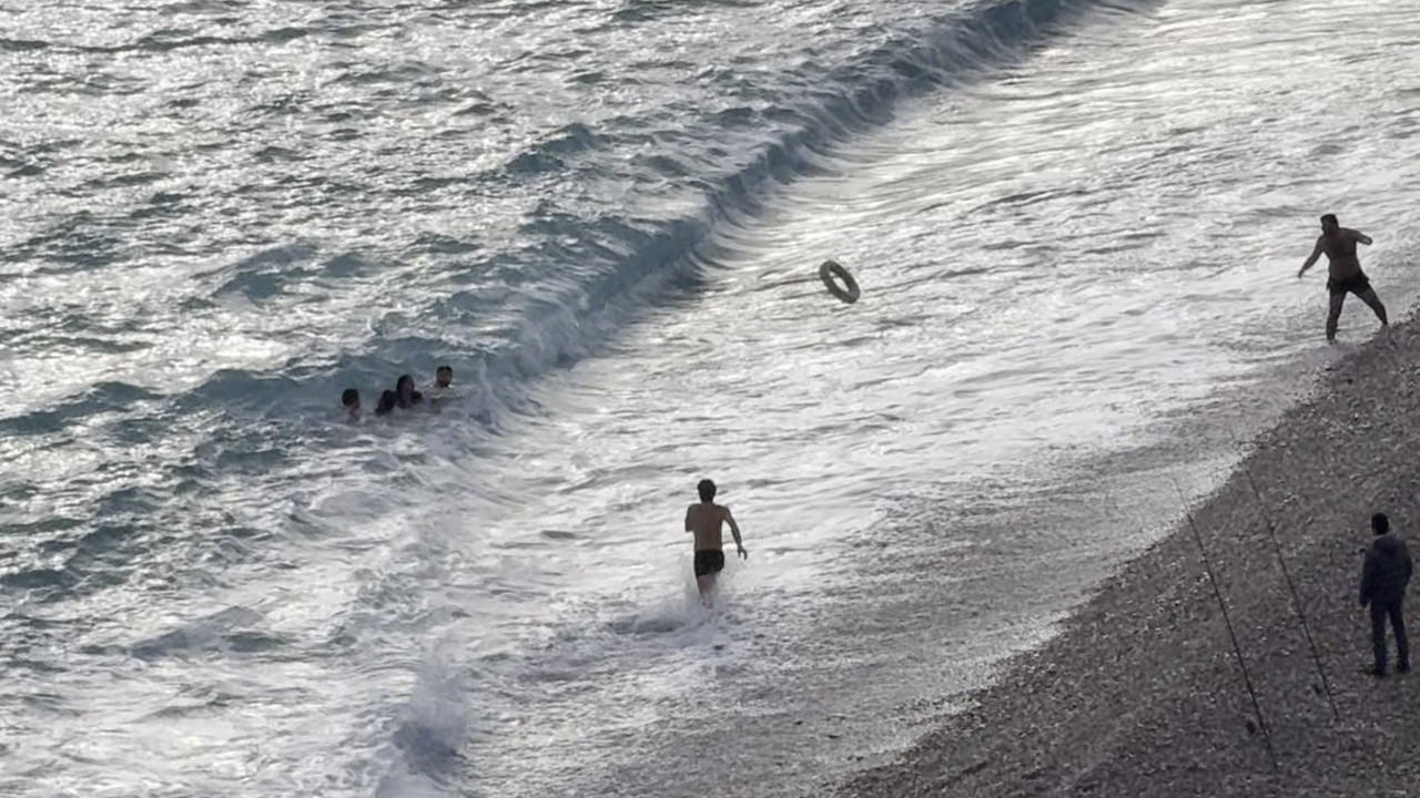Denizde can pazarı: Çocukların imdadına vatandaşlar koştu