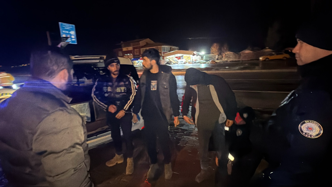 Durdurulan otomobilde 3 kaçak göçmen yakalandı