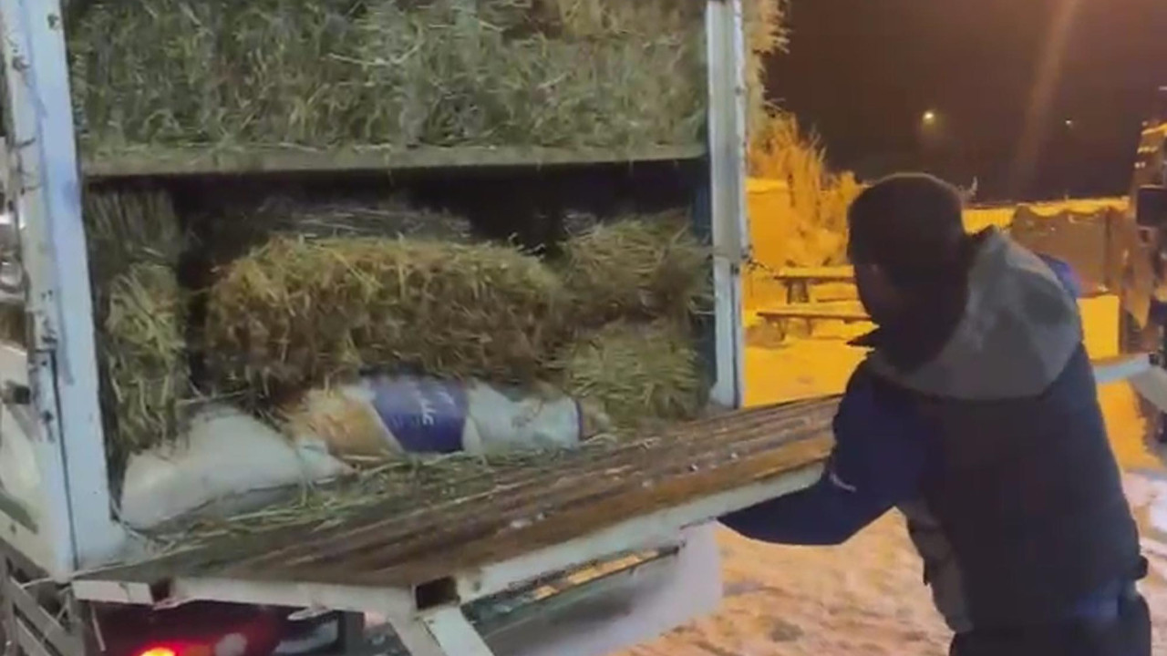 Kars’ta saman balyalarının arasından 3 kaçak göçmen çıktı