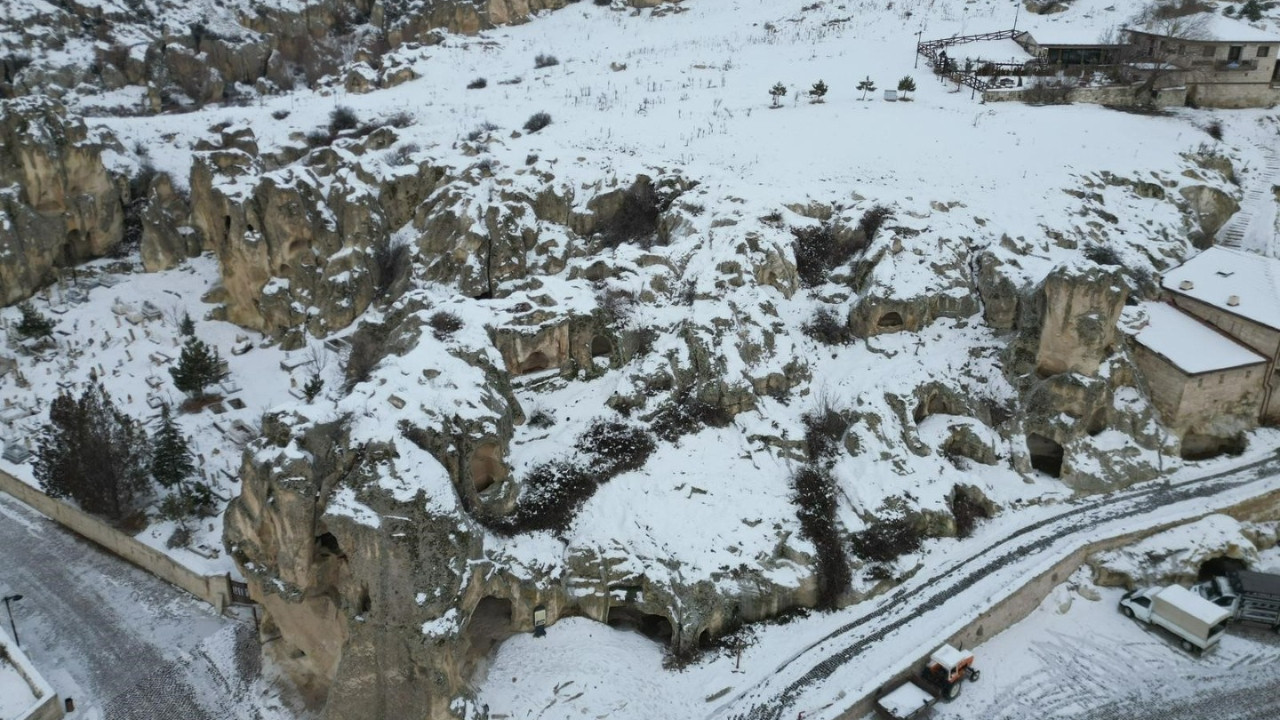 Tarihin ilk apartmanı kar altında kaldı