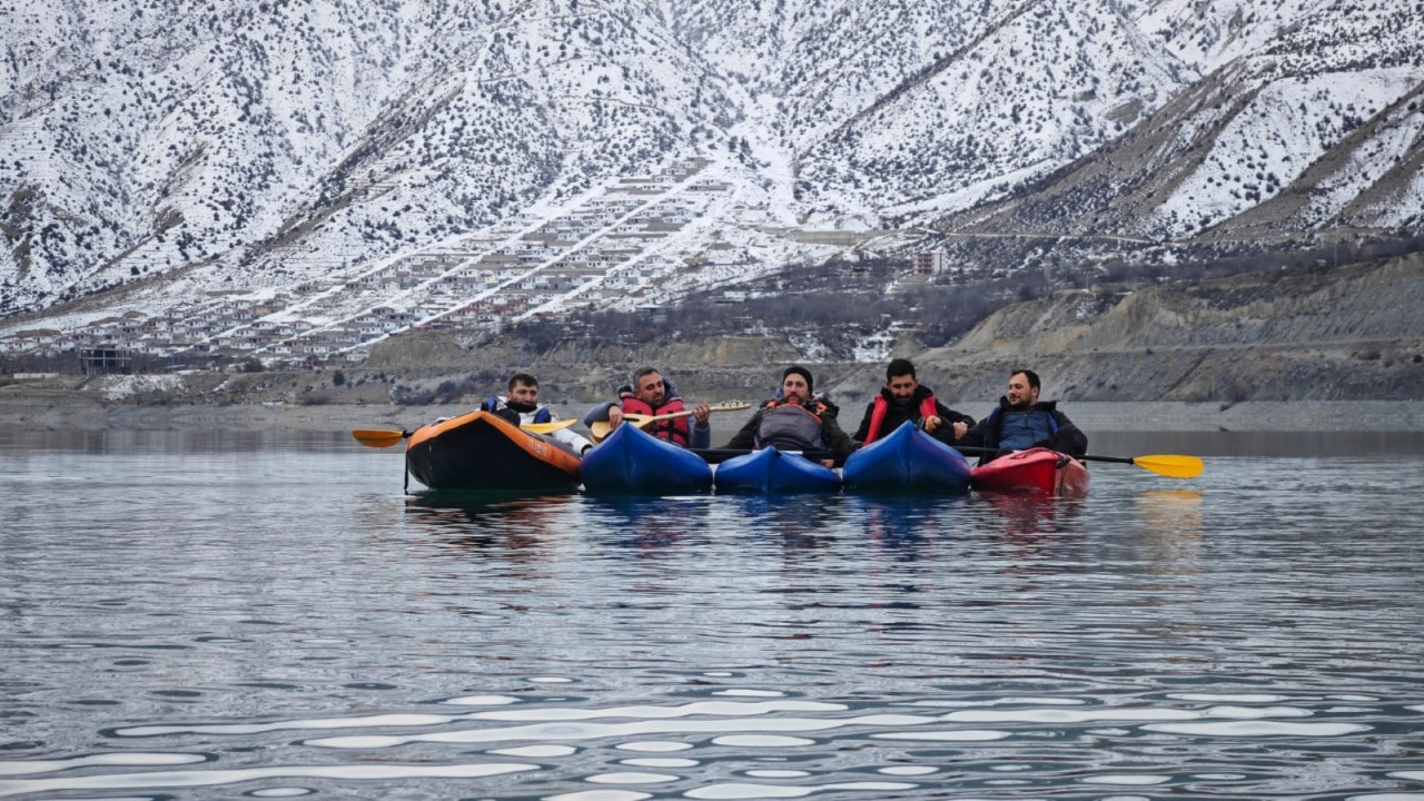 Tortum Gölü’nde sazlı sözlü kano keyfi! Rüzgâr çıktı, kaymakam kurtardı